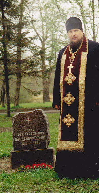 Освящение мемориального камня настоятелем игуменом Николаем