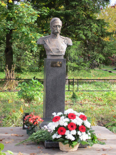 Бюст принца П.Г. Ольденбургского работы скульптора В. С. Иванова, установленный в Свято-Троицкой Сергиевой Приморской мужской пустыни на месте бывшей усыпальницы семьи принцев Ольденбургских 1 октября 2912 г