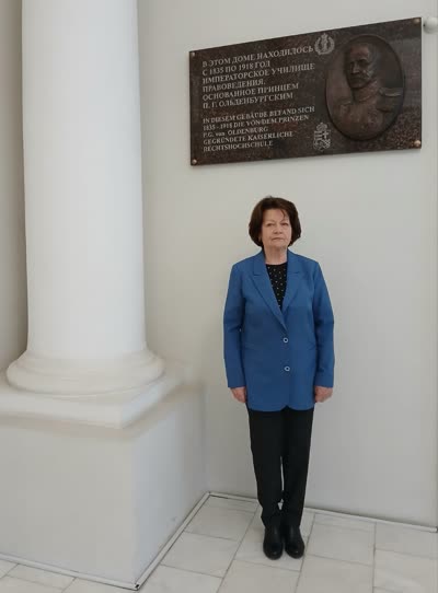 116. Анненкова Э.А. у Мемориальной доски в честь 190-летия Училища правоведения, установленной в вестибюле здания Обл. Ленингр. суда. 17 декабря 2025 г